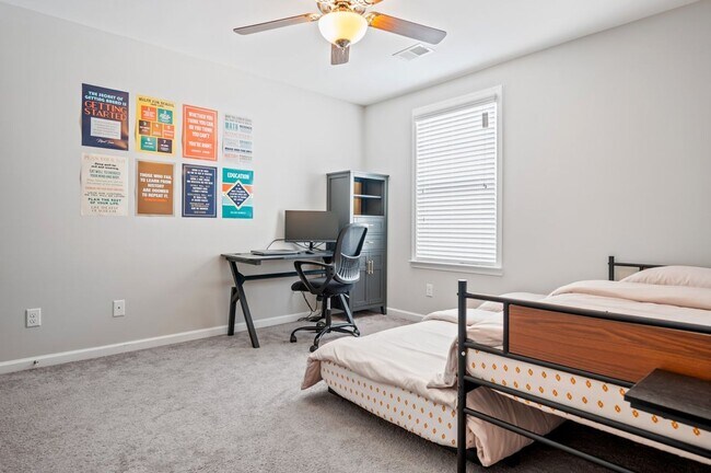 Building Photo - Furnished rental/Short Term Available