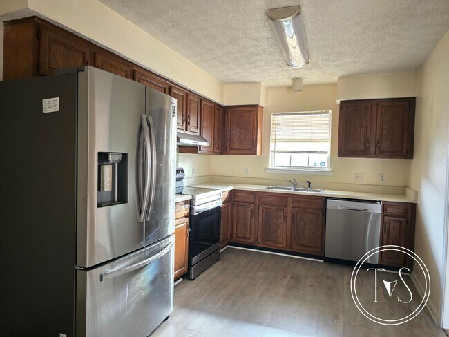 Building Photo - HOT SUMMER MOVE-IN SPECIAL: ONE MONTH FREE RENT!**
