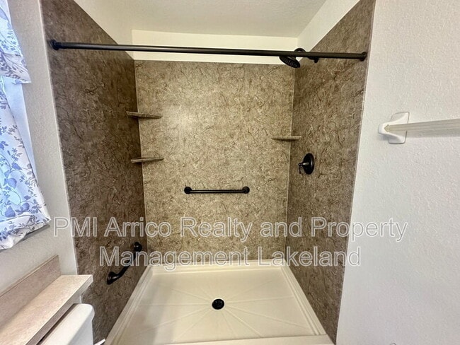 Building Photo - 8150 Oakhurst Blvd