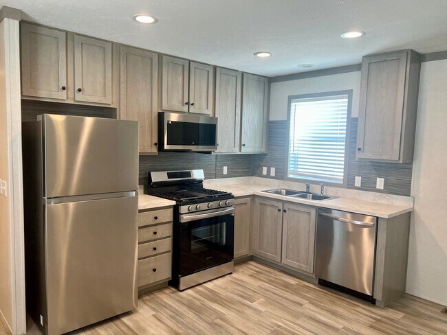 Primary Photo - 300 Forrest Ave