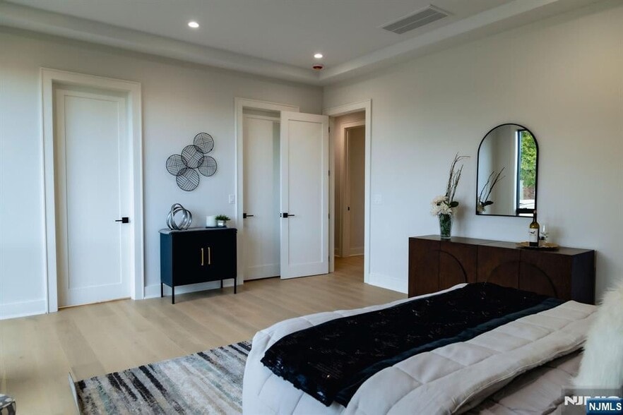 Building Photo - 401 Grand Ave