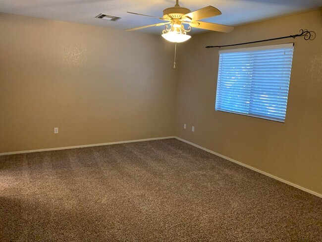 Building Photo - Wonderful 3 bedroom 2.5 bath home located in the golf course community of Western Skies