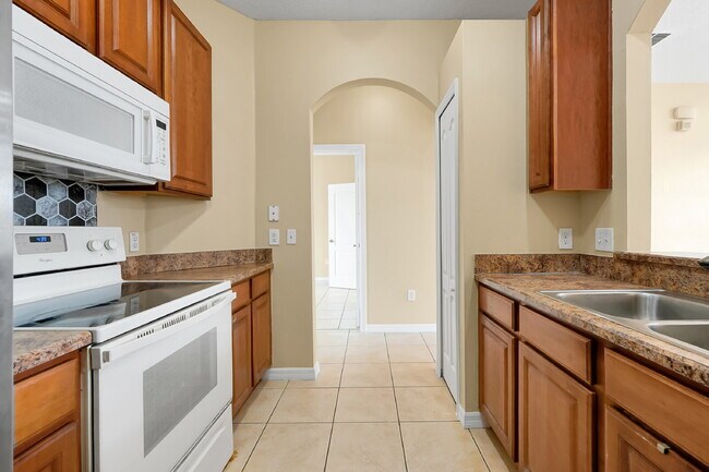 Building Photo - "Charming 3-Bed, 2-Bath Condo Oasis in Orlando – 1,000 Sq Ft of Comfort!"