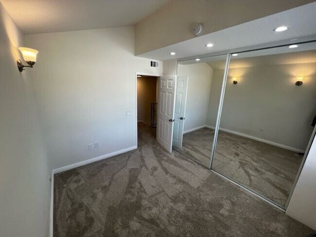 Building Photo - 2 bedroom 1.5 Bath Upgraded Townhome