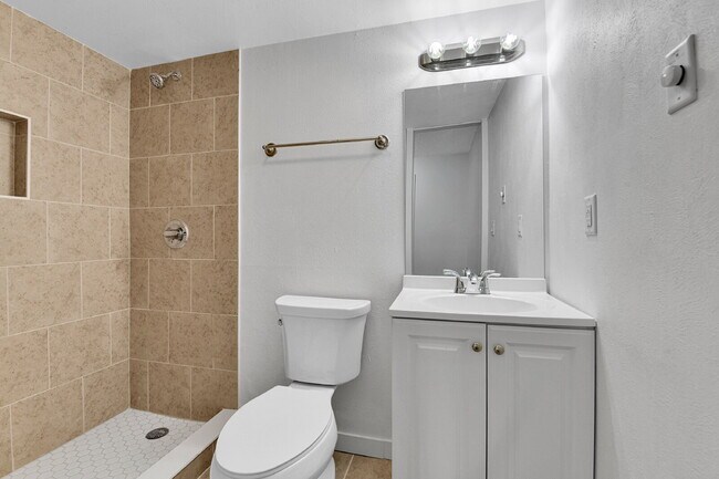 Building Photo - $1,895 - 2 Bed 2 Bath Condo in Aurora with...