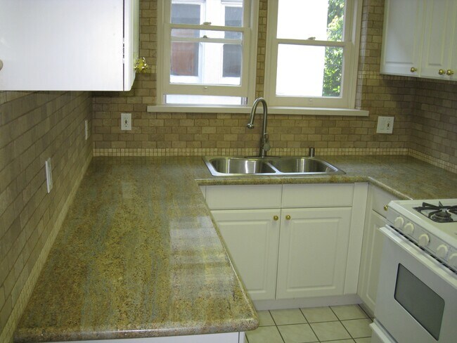 Building Photo - 9945 Robbins Dr