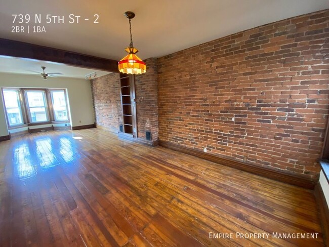 Building Photo - 2nd Floor: 2 Bedroom/1 Bathroom Apartment ...