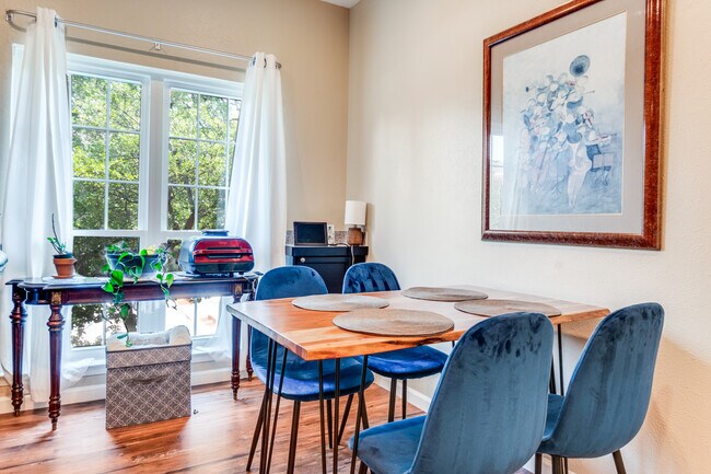 Building Photo - 8601 Park Ln