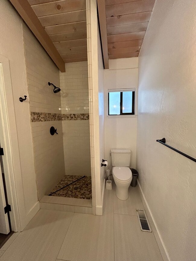 Building Photo - Gorgeous Location Near Heavenly - 3 Bed, 2...