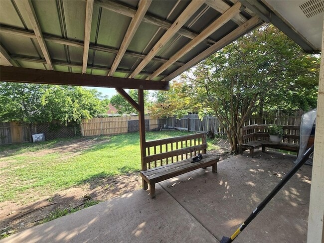 Building Photo - 2303 Darnell Dr