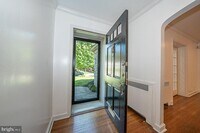 Building Photo - 714 Greythorne Rd