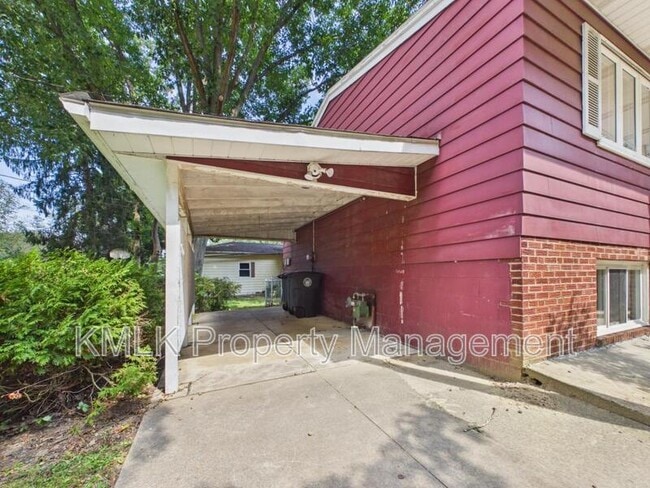 Building Photo - 1323 Hilton Dr