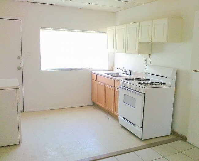 Building Photo - 915 Maple Terrace