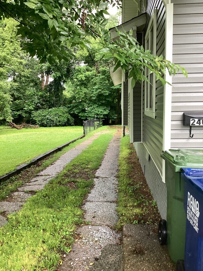 Building Photo - 2404 Whitesburg Dr