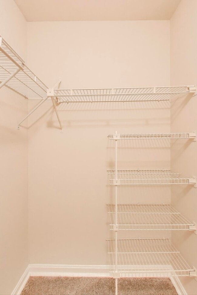 Building Photo - Clean & Fresh 2 + 2 close to METRO!