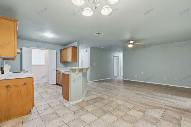 Building Photo - 702 N Walnut St