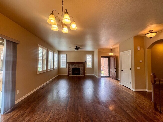 Building Photo - Gorgeous 4 Bedroom Townhome in Briargate