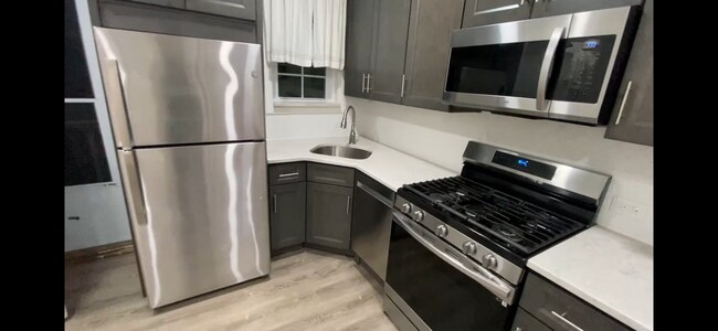 Building Photo - 112 Marshall St