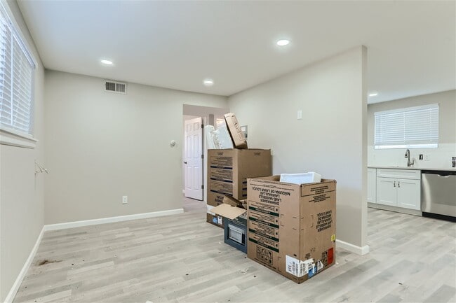 Building Photo - 2545 Kenton St