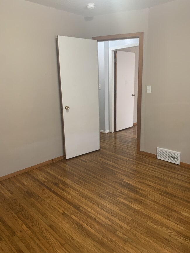 Building Photo - 513 W Clark St