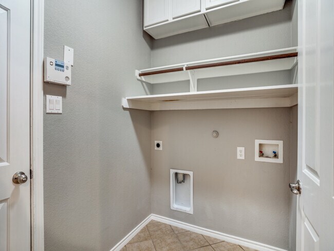 Building Photo - 3220 Hornbeam St