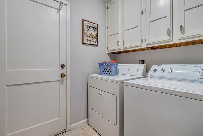 Building Photo - LUXURY 3-BEDROOM TOWNHOME IN ALAMO HEIGHTS