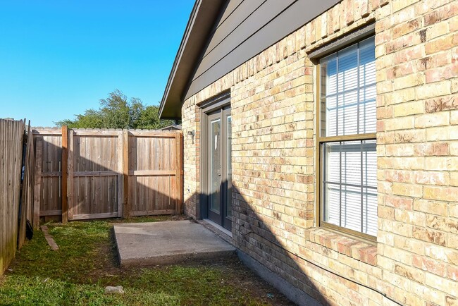 Building Photo - PEPERPORT.3913-3915