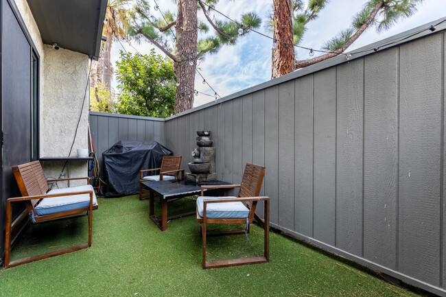 Patio with gas grill - 4958 Woodman Ave