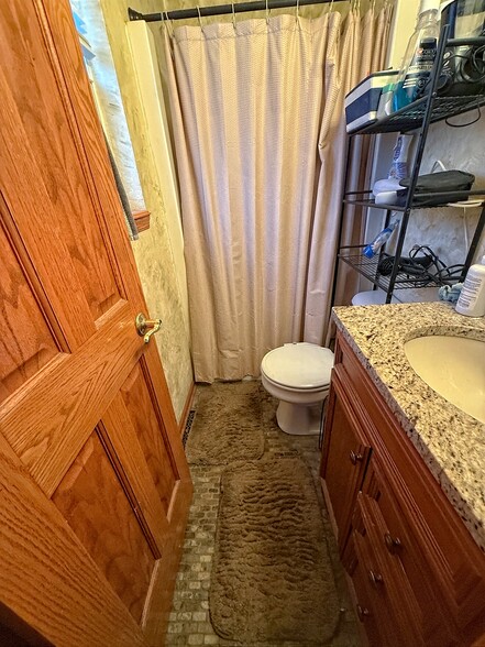 Building Photo - 236 N Middle Rd