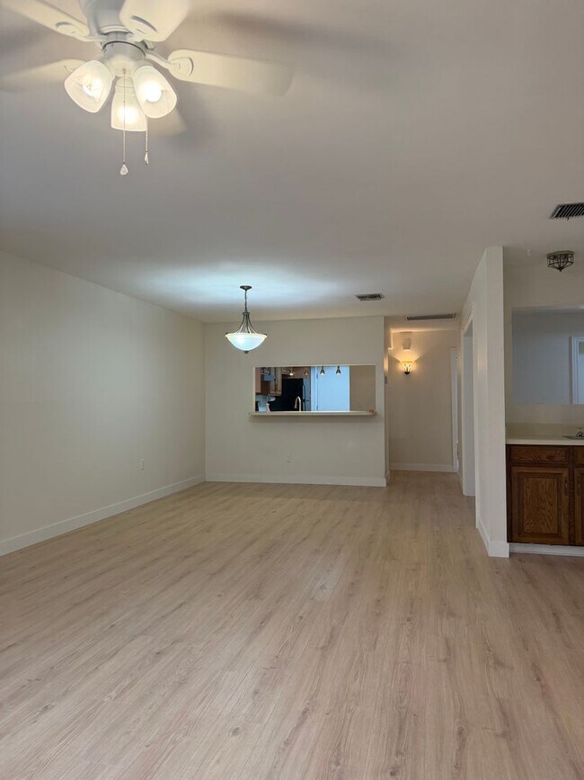 Building Photo - Stunning Midtown 2 Bedroom 2 Bath Townhome in Gated Community!