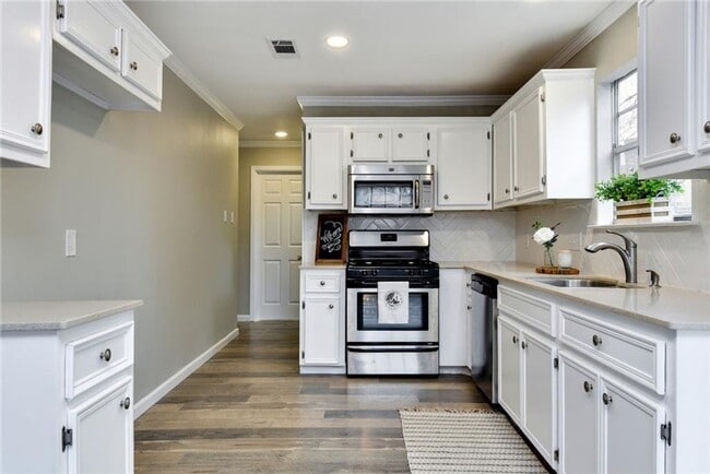 Building Photo - Charming North Austin 3x2.5