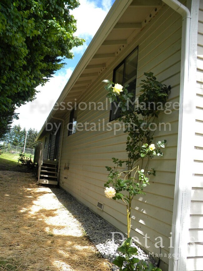 Building Photo - 9467/9469 Silverdale Loop Rd NW