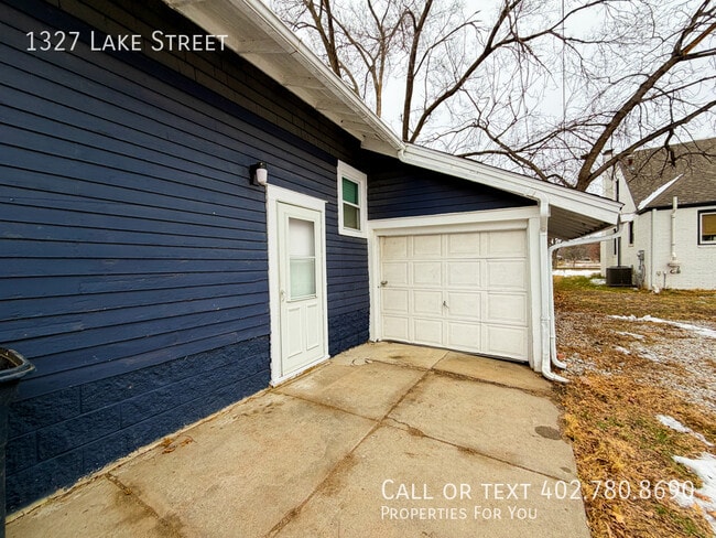 Building Photo - 1327 Lake St