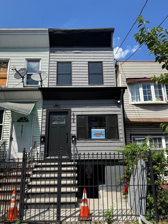 Primary Photo - 628 Bramhall Ave