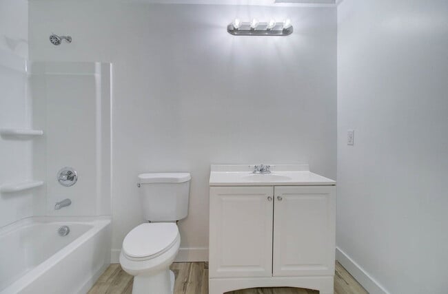 Building Photo - 2539 N 39th Ave