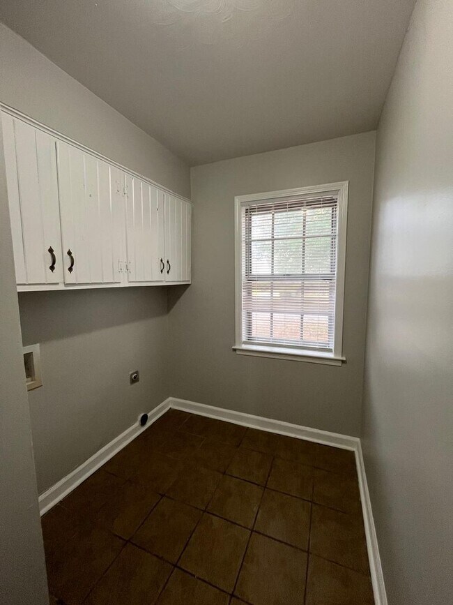 Building Photo - Picturesque Home Worth Checking Out