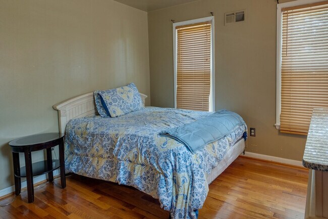 Building Photo - 9305 Pine View Ln