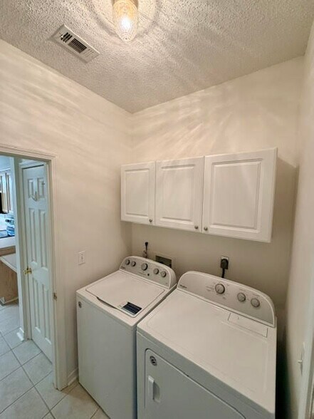 Building Photo - 883 Alawai Ave