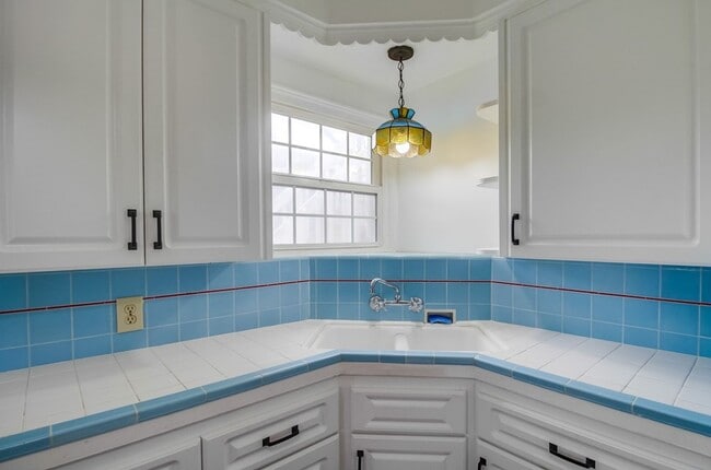 Building Photo - Price drop! Cozy Home Between Mission Beach and Mission Bay with Parking and Rooftop Deck!