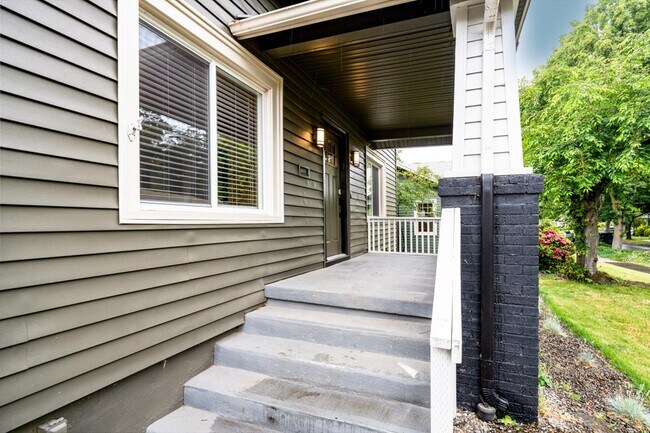 Building Photo - 6389 N Commercial Ave