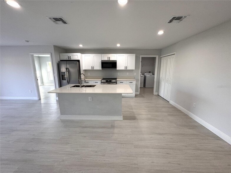 Building Photo - 4100 Mendoza Ave