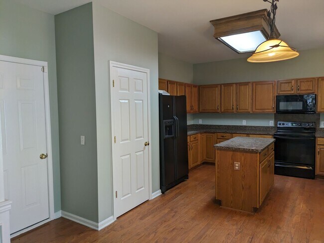 Building Photo - 4 Bedroom Home in Winslow Bay!