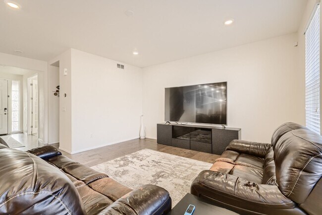 Building Photo - **** SPECIAL OFFER: 1 Month Rent FREE, if lease by July 1st week ****** Beautiful 4 bed, 4 bath h...