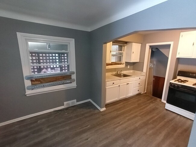 Building Photo - 3 bedroom 1 bath bungalow now available! -...