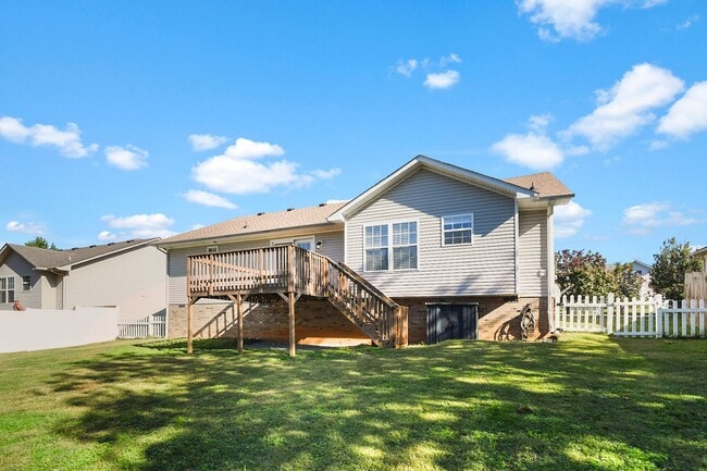 Building Photo - Dog Friendly Three Bedroom!