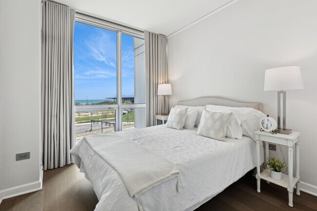 Building Photo - 1901 S Calumet Ave