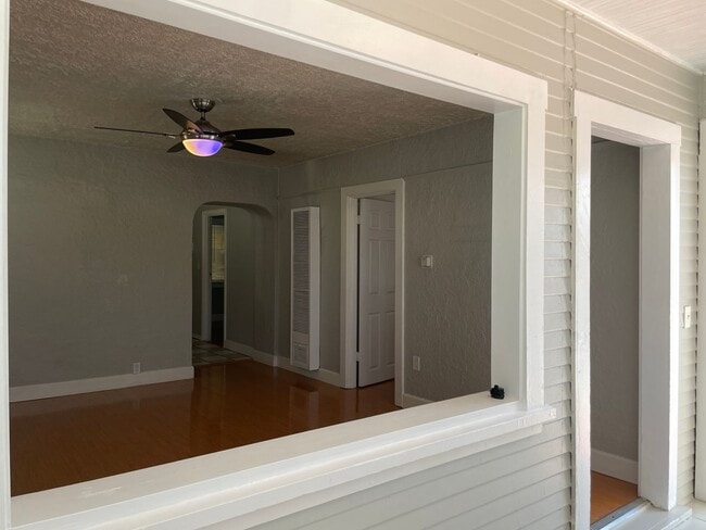 Building Photo - Gorgeous 2 Bedroom Home! Convenient Location!