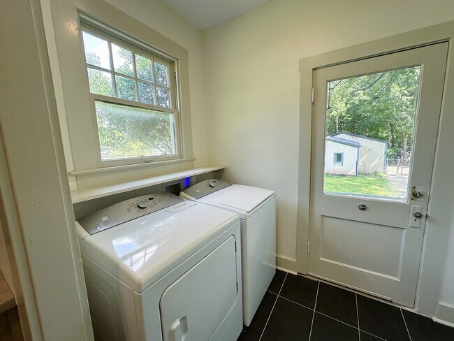 Building Photo - 2726 Sanger Ave