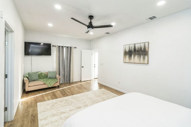 Building Photo - 2306 E Houston St