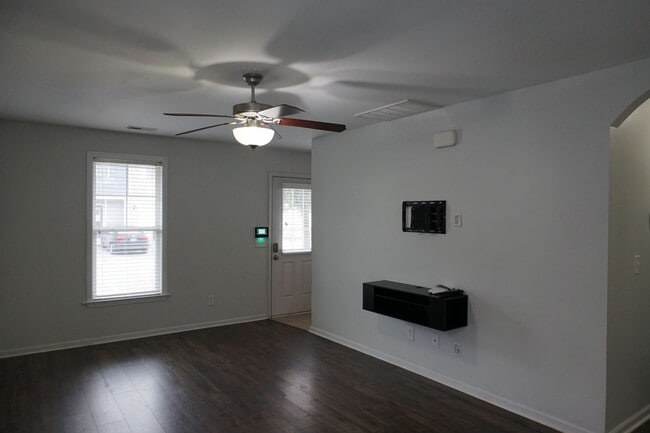 Building Photo - 3 Bedroom and 3 Full bathroom located The Village at the Glen within Carolina